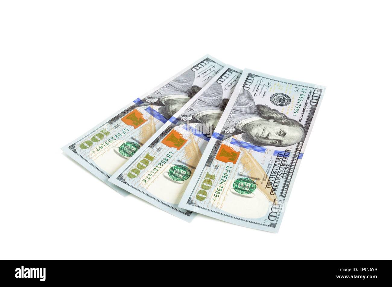 100 billets en dollars des États-Unis sur fond blanc Banque D'Images