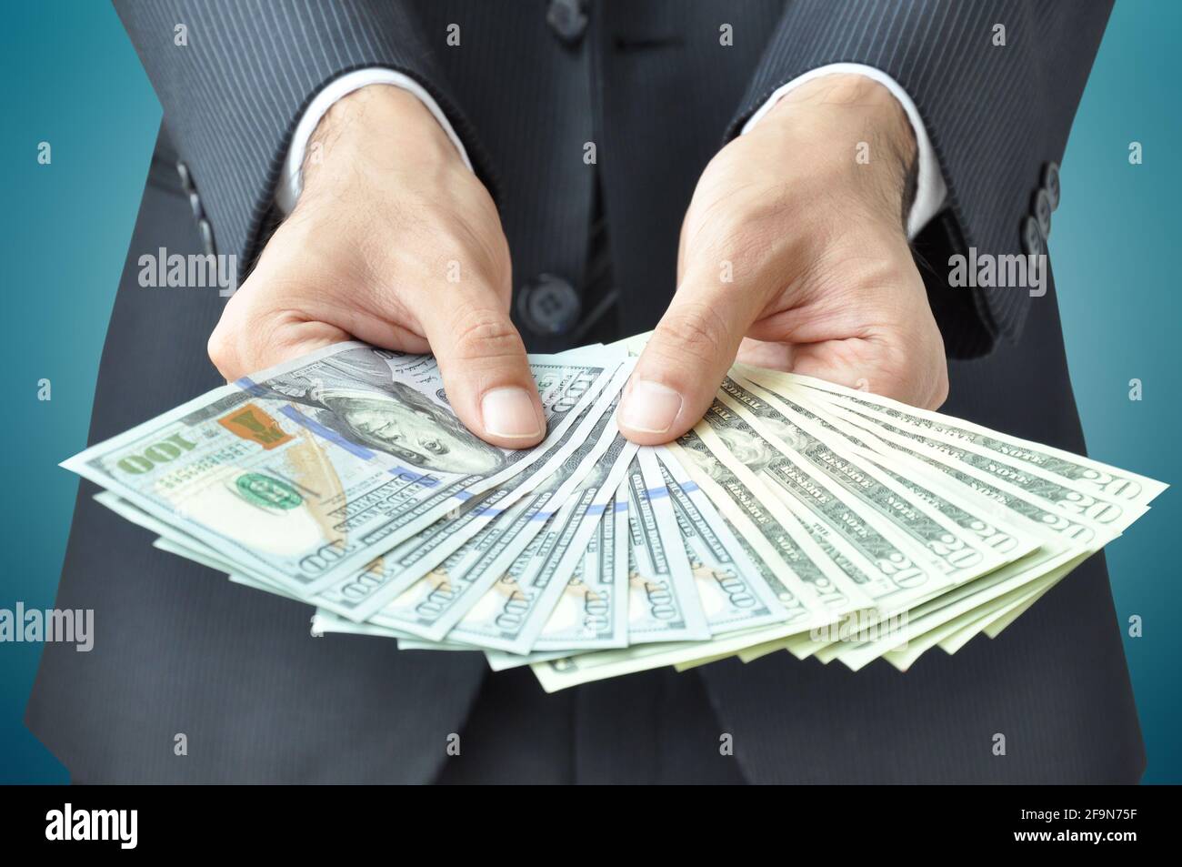 Mains tenant de l'argent - dollars des États-Unis (USD) factures Banque D'Images
