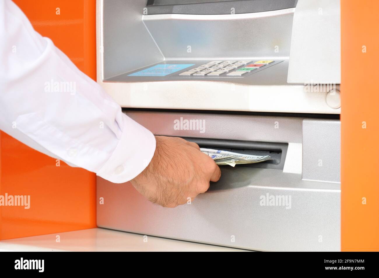 Prendre (retirer) de l'argent à la main à un guichet automatique Banque D'Images