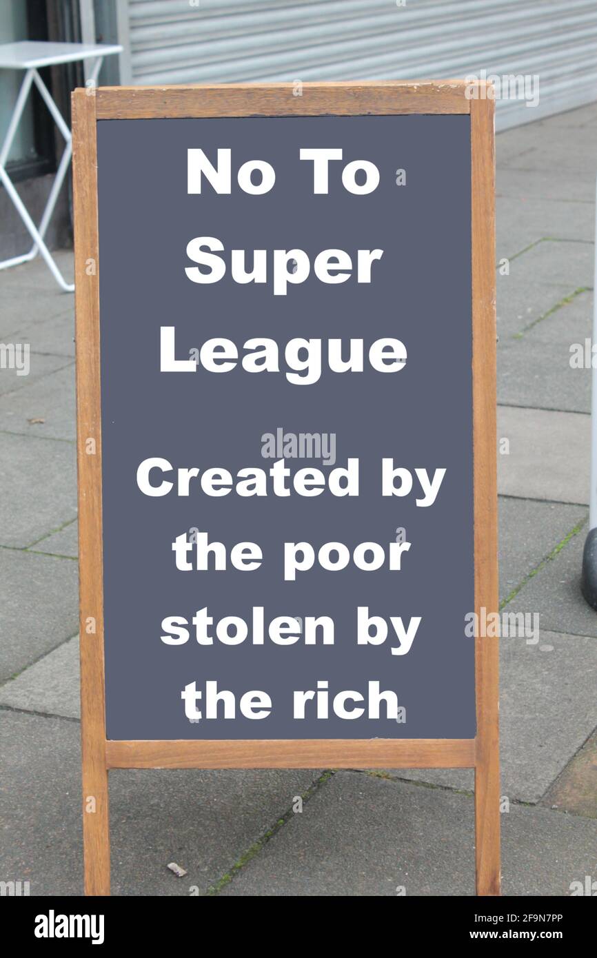 Non au football de super ligue, créé par les pauvres volés par le texte riche sur un tableau de craie. Concept de message des fans de football Banque D'Images