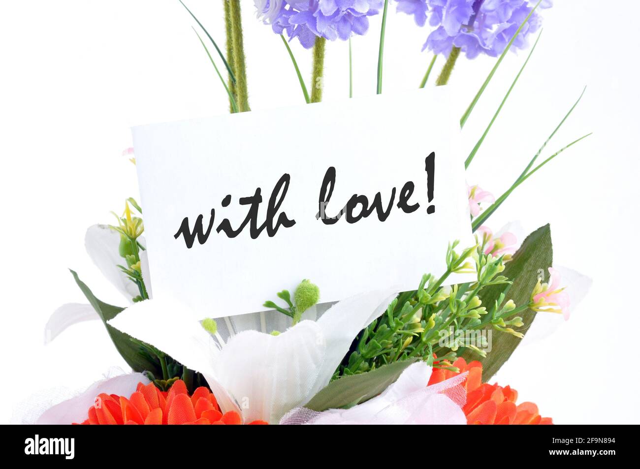 Bouquet de fleurs et ' avec amour ' sur la carte de tags Banque D'Images