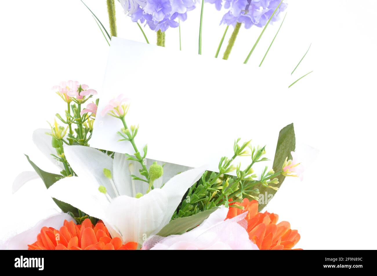 Carte vide sur bouquet de fleurs Banque D'Images
