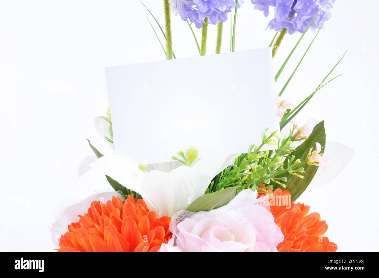 Carte vide sur bouquet de fleurs Banque D'Images