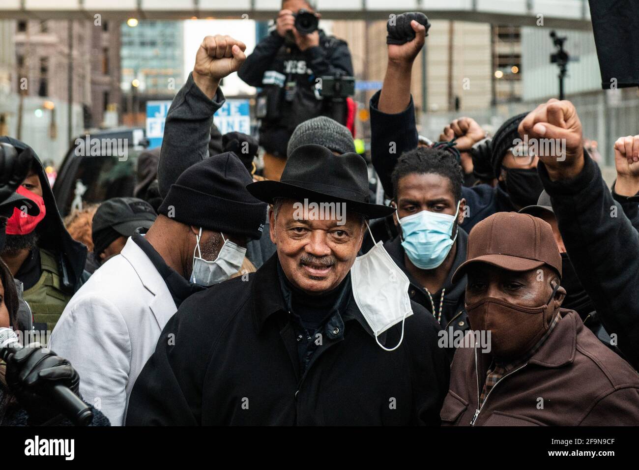 Minneapolis, États-Unis. 19 avril 2021. Le révérend Jesse Jackson parle près du centre gouvernemental du comté de Hennepin le 19 avril 2021, le jour de la clôture des débats et le début des délibérations du jury dans le procès Derek Chauvin à Minneapolis, au Minnesota. Photo: Chris Tuite/imageSPACE crédit: Imagespace/Alamy Live News Banque D'Images