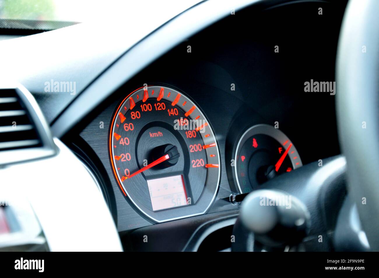 Tableau de bord de voiture avec indicateur de vitesse ou tachymètre Banque D'Images