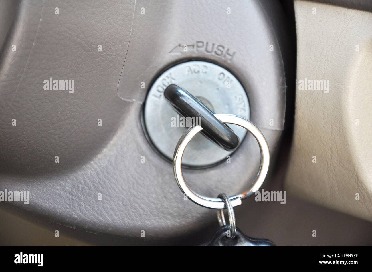 Clé de voiture au trou de serrure Banque D'Images