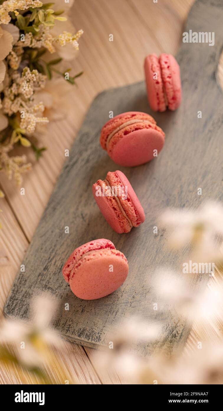 Macarons français, aérés, croustillants petits feuilletés de délice flanc doux avec des garnitures de fraise Banque D'Images