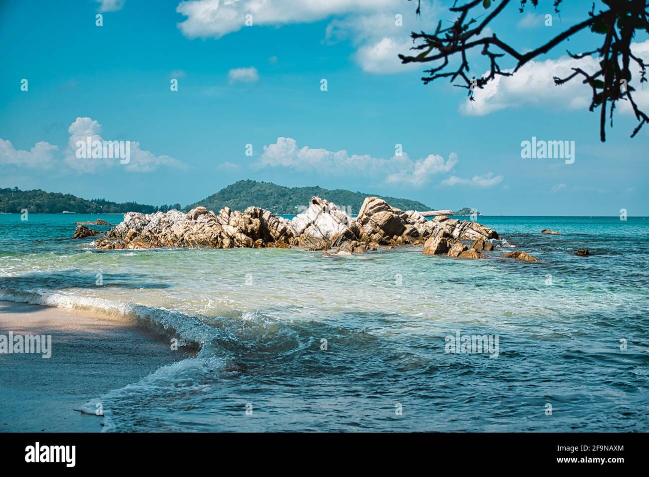 Vide, calme croissant de sable de Kalim Bay, plage avec bleu turquoise eau claire et ciel nuageux cirrus à Phuket, Thaïlande Banque D'Images