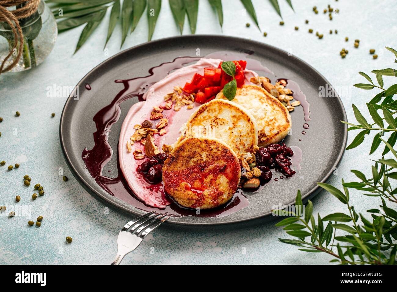 Cheesecakes caillé avec mousse de rikkota et baies Banque D'Images