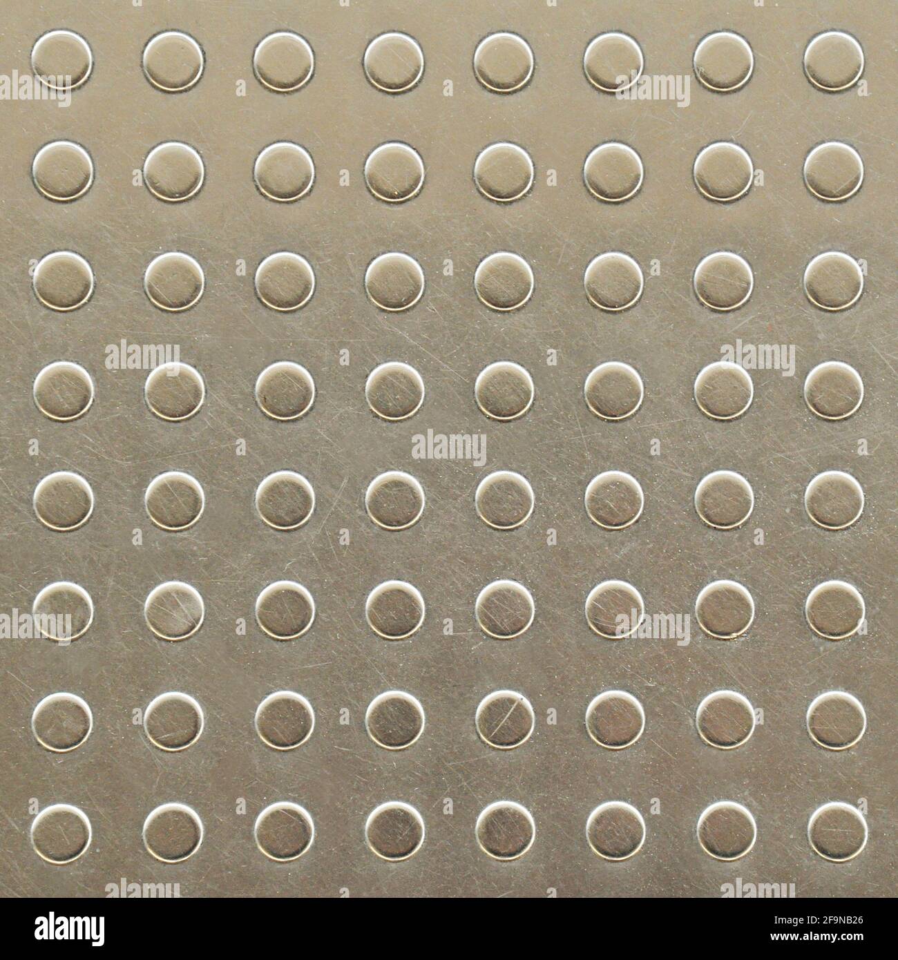 Points sur la plaque métallique comme revêtement tactile ou signal pour personne aveugle sur une passerelle ou une plate-forme Banque D'Images