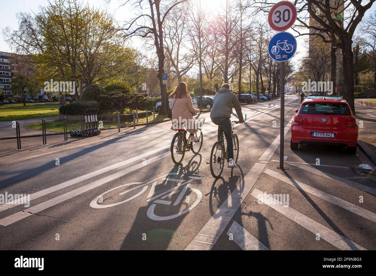 Piste cynéenne élargie sur la rue Theodor-Heuss-Ring, Cologne, Allemagne. Verbreiterter Radweg am Theodor-Heuss-Ring, Koeln, Allemagne. Banque D'Images