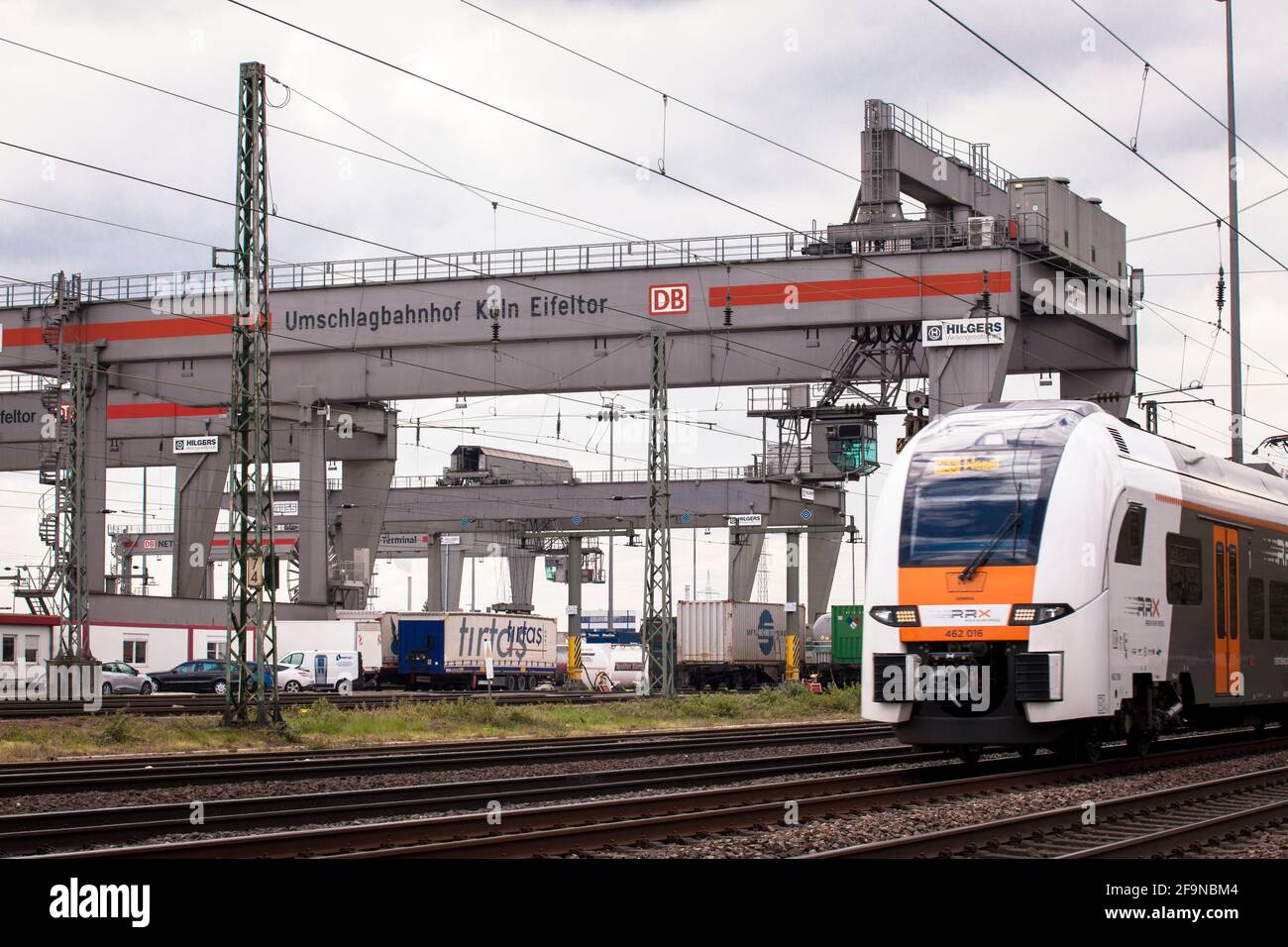 Gare de fret Cologne Eifeltor, la plus grande station de fret ferroviaire-routier d'Allemagne, le train régional RRX, Cologne, Allemagne. Der Gu Banque D'Images