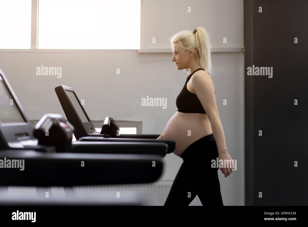 Femme enceinte entraînement machine de tapis roulant dans la salle de gym  exercices Cardio sur le simulateur de course Marche Marche saine mode de  vie Sport et concept de forme physique. Caucas