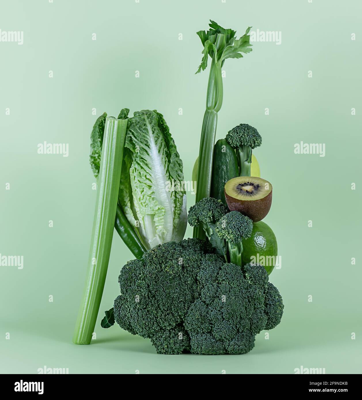 Fruits et légumes verts frais pour un régime sain de smoothie ou alcalin. Équilibre équilibre équilibre alimentaire flottant. Banque D'Images