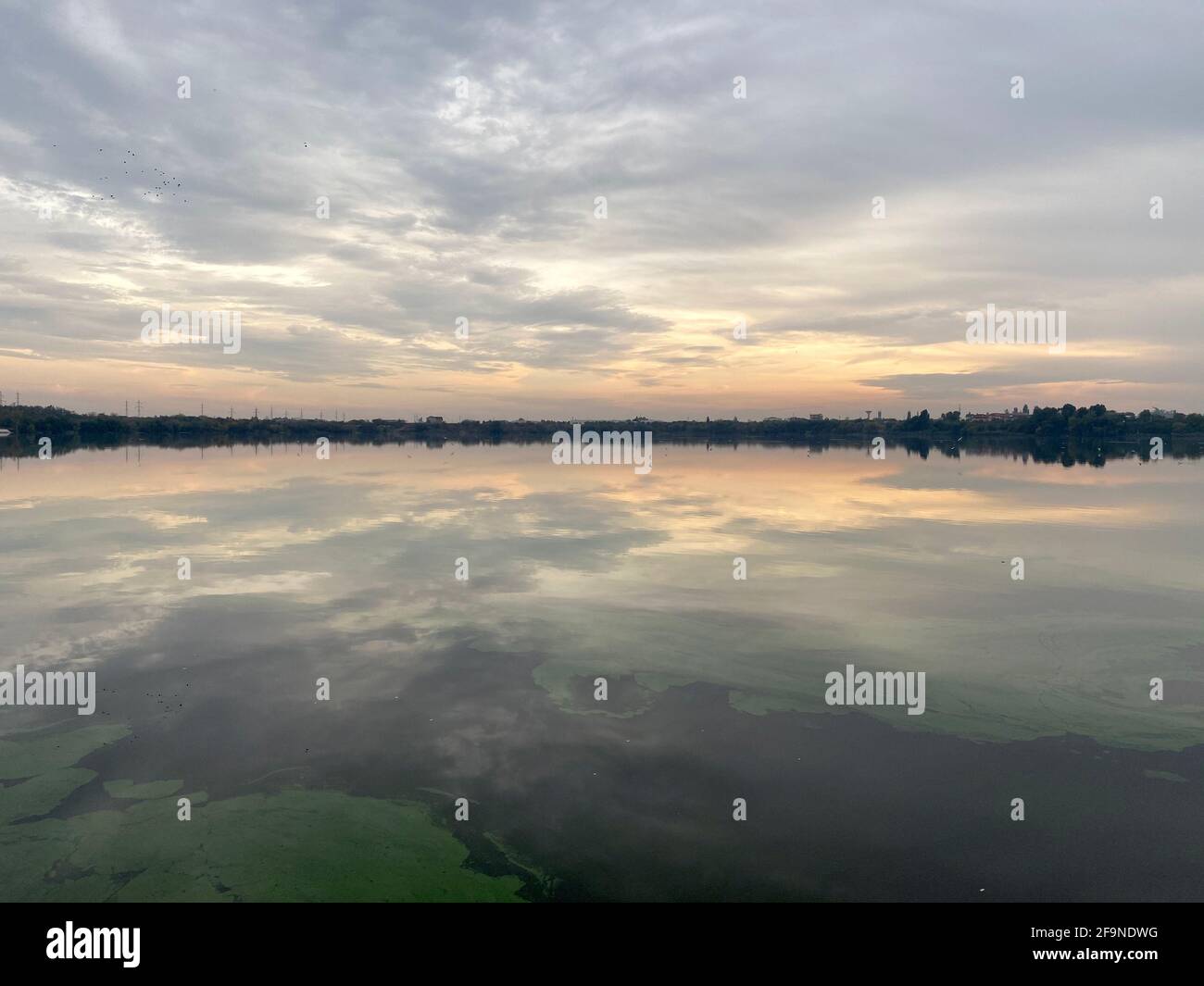 Coucher de soleil avec nuages reflétant sur le lac Banque D'Images