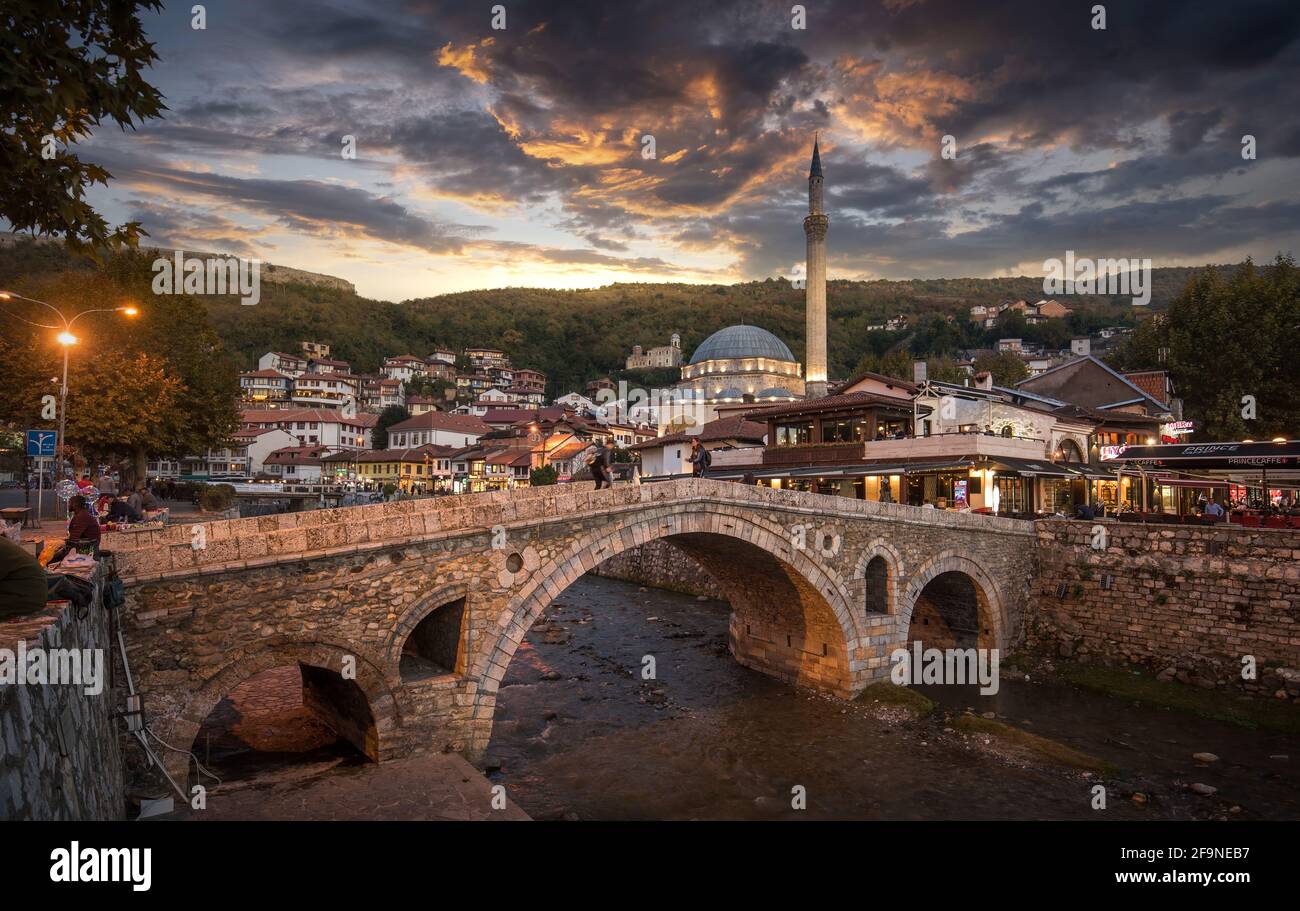 Prizren, Kosovo.Vue nocturne sur l'ancien pont en pierre et l'ancienne mosquée ottomane Sinan Pasha.Ville historique située sur les rives de la rivière Bistrica Banque D'Images