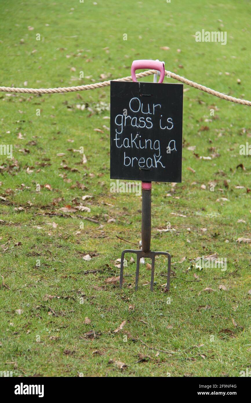 Un panneau « Keep Off the Grass » sur une fourche de jardin. Banque D'Images