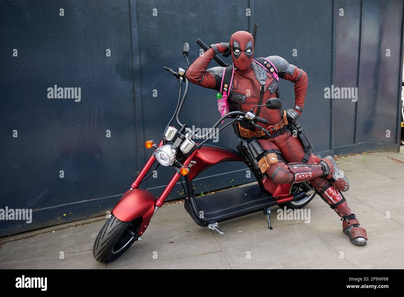 Deadpool (alias Lucky Mecqueede) a été découvert à Londres ce week-end sur  son vélo électrique. L'événement a été organisé par Stirlingeco à Photo  Stock - Alamy