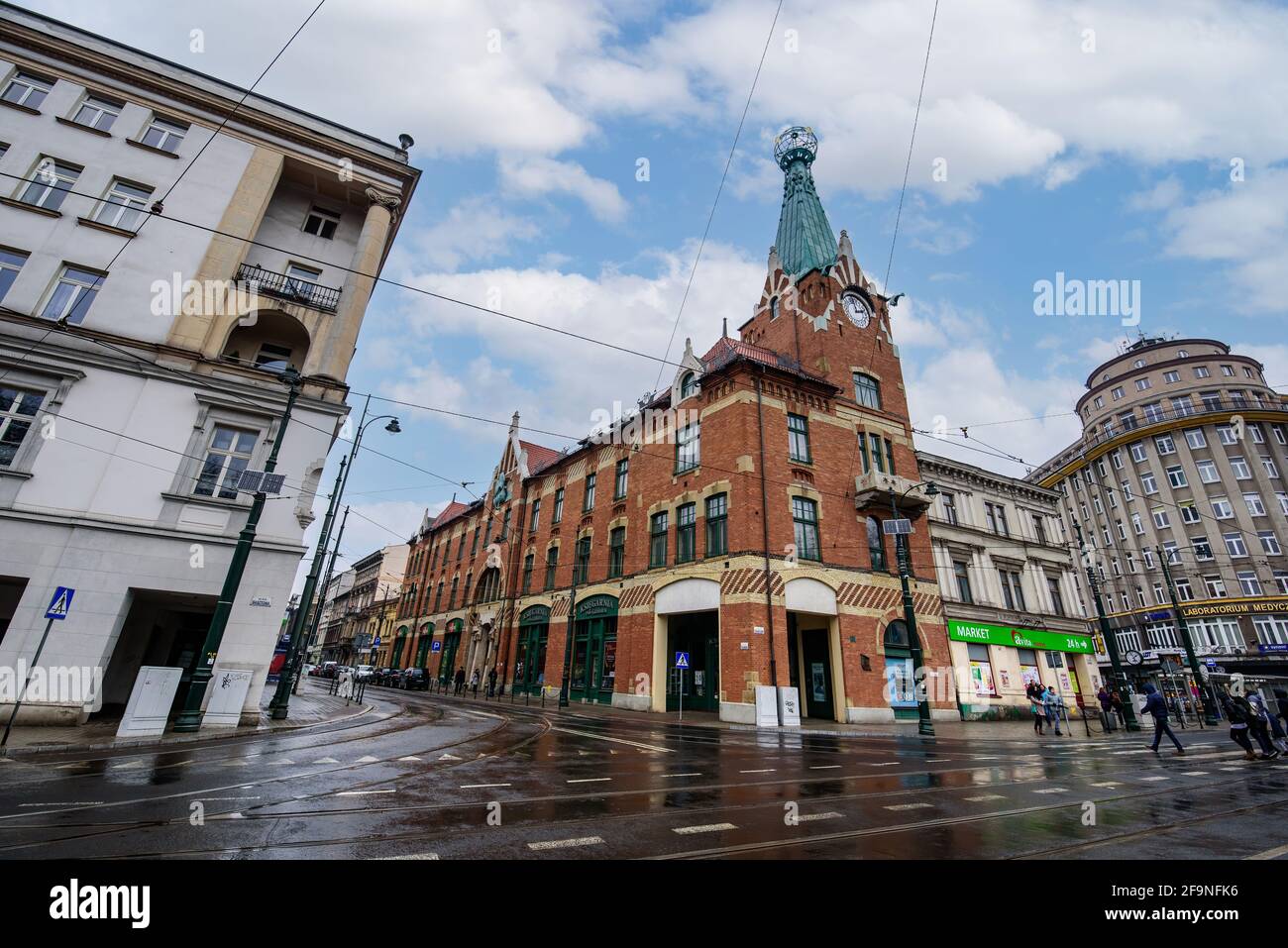 Cracovie, Pologne.La maison sous le Globe (Dom Pod Globusem) et l'une des plus anciennes librairies de Pologne - Ksiegarnia Pod Globusem. Banque D'Images