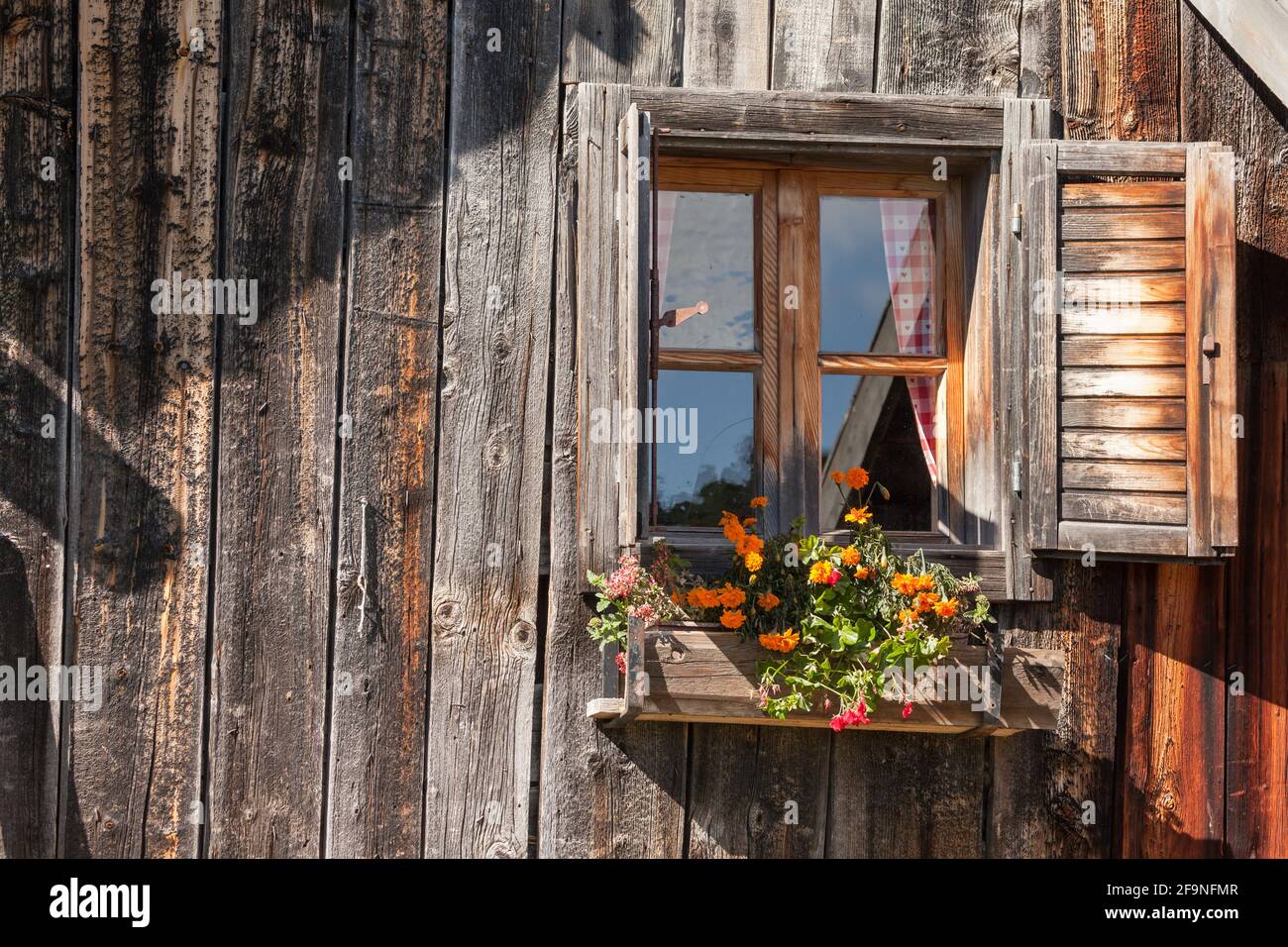 Mur extérieur en bois d'une cabane de montagne italienne dans le sud Tyrol Banque D'Images