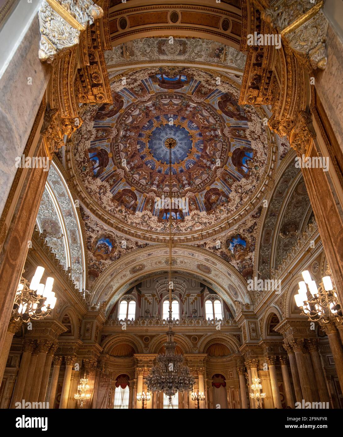 Istanbul, Turquie. Palais de Dolmabahce. Intérieur incroyable de la magnifique salle de bal couverte d'or dans le palais. Banque D'Images