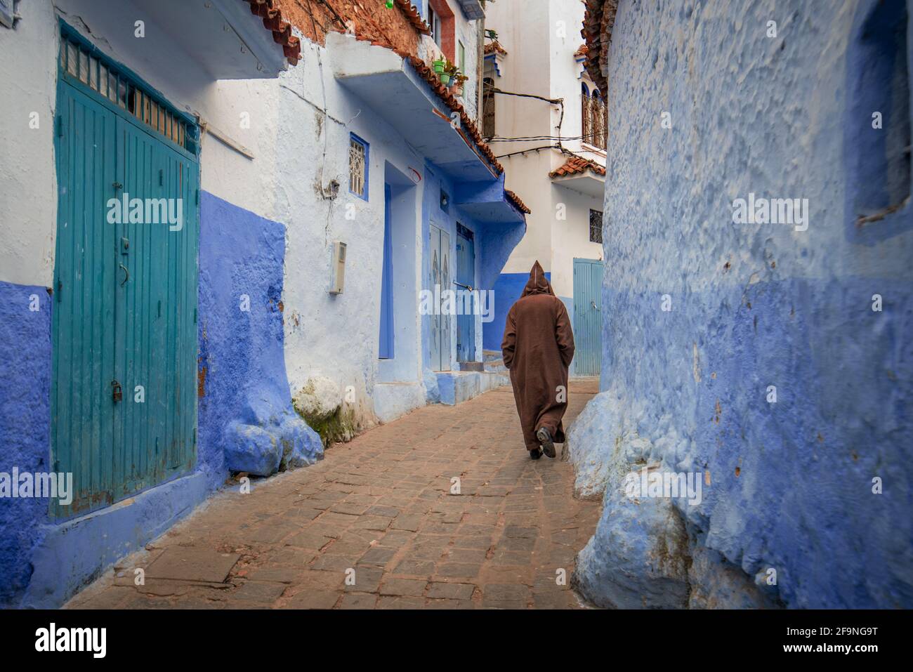 Rue de la ville peinte en bleu Chefchaouen au Maroc.Belle vue sur la ville bleue dans la médina.Architecture et maisons traditionnelles marocaines Banque D'Images