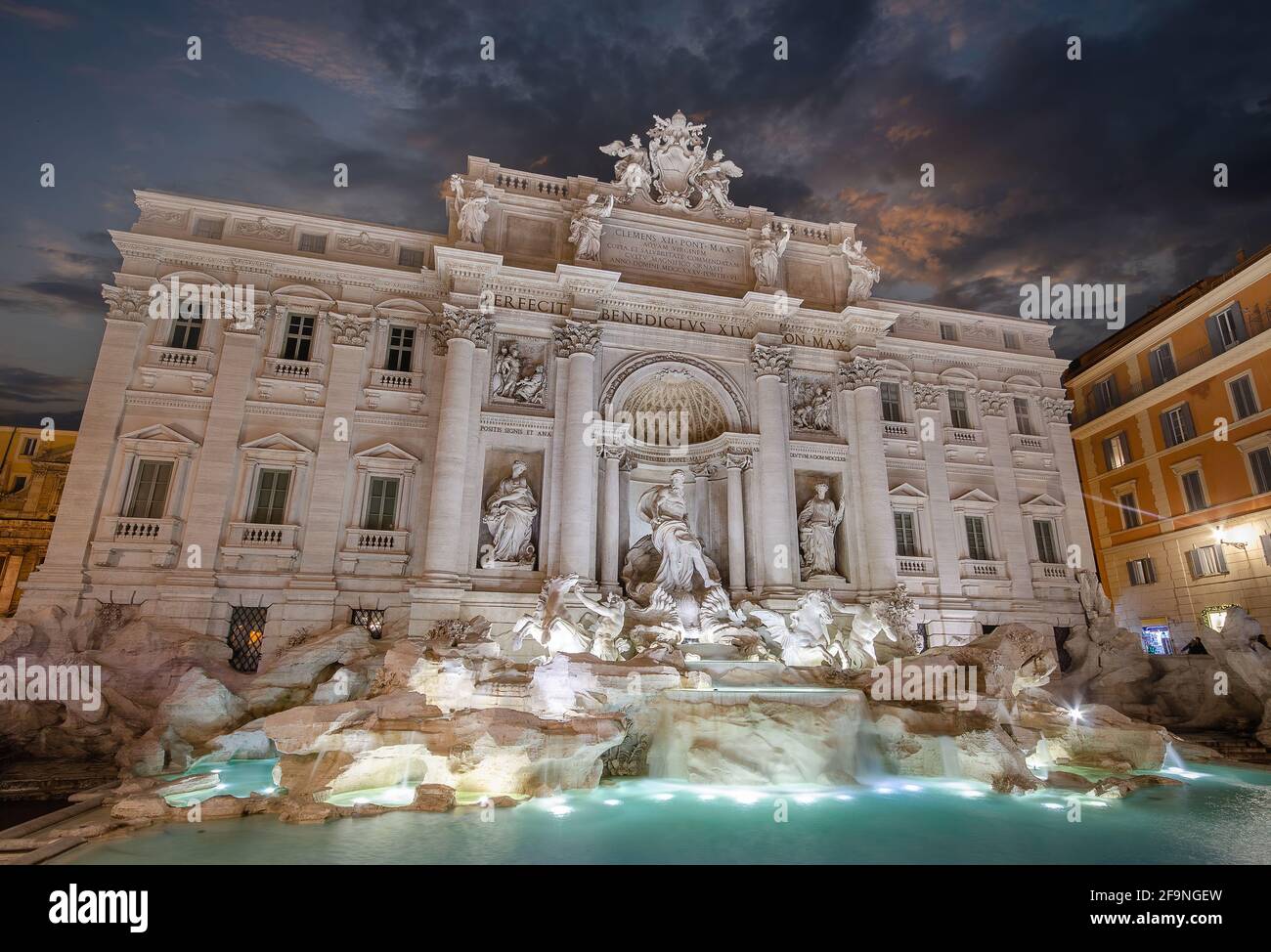 La fontaine de Trevi (Fontana di Trevi) à Rome, Italie au coucher du soleil.La plus grande fontaine baroque de Rome, en Italie et la plus belle Banque D'Images