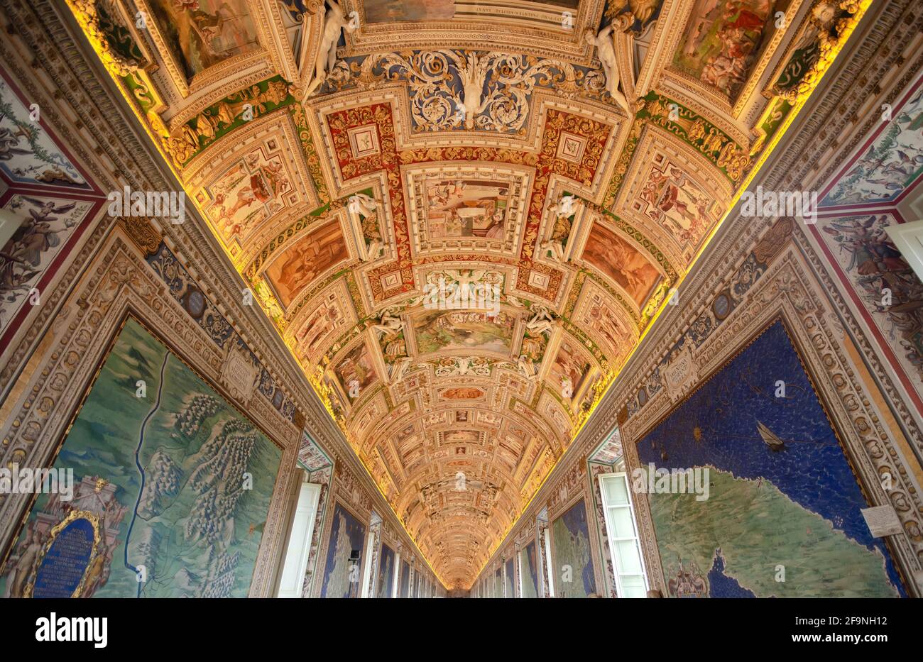 Vatican, Rome, Italie. Peintures sur les murs et les plafonds dans la salle de la Galerie des cartes du Musée du Vatican. Intérieur magnifique Banque D'Images