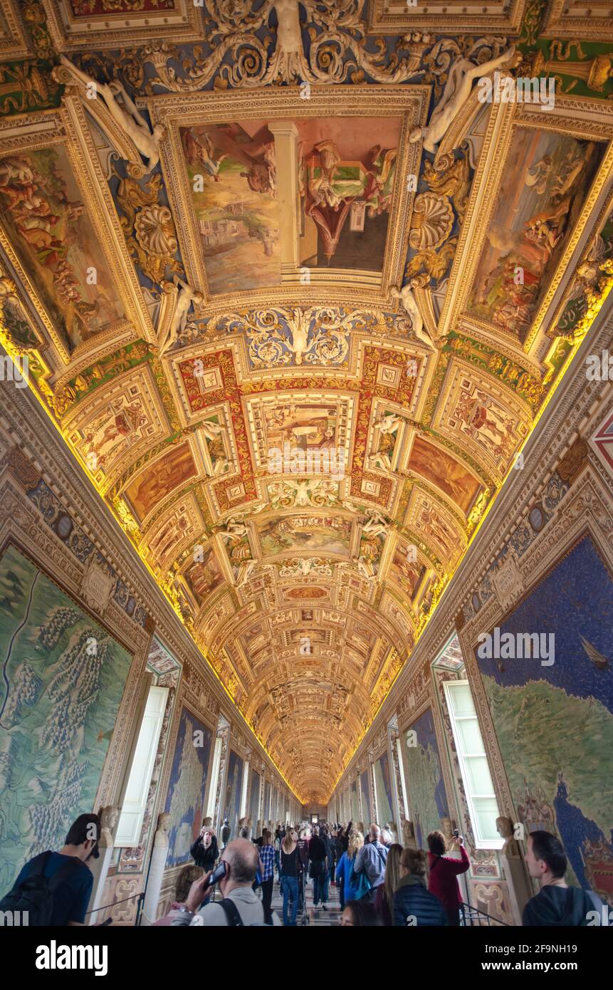 Vatican, Rome, Italie. Peintures sur les murs et les plafonds dans la salle de la Galerie des cartes du Musée du Vatican. Intérieur magnifique Banque D'Images