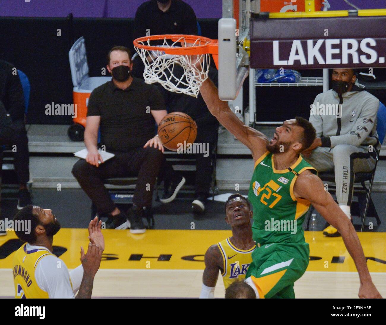 Le centre de jazz de l'Utah Rudy Gobert (27) se déchaîne sur le centre des Lakers de Los Angeles, Andre Drummond (2) et le garde de pointe Dennis Schroder pendant la deuxième partie de leur match NBA au Staples Center de Los Angeles, le lundi 19 avril 2021. La Jazz défait les Lakers 111-97. Photo de Jim Ruymen/UPI Banque D'Images