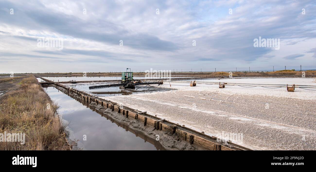 Machine à recueillir du sel sur le lac de sel de Pomorie en Bulgarie.Récolte du sel de mer Banque D'Images