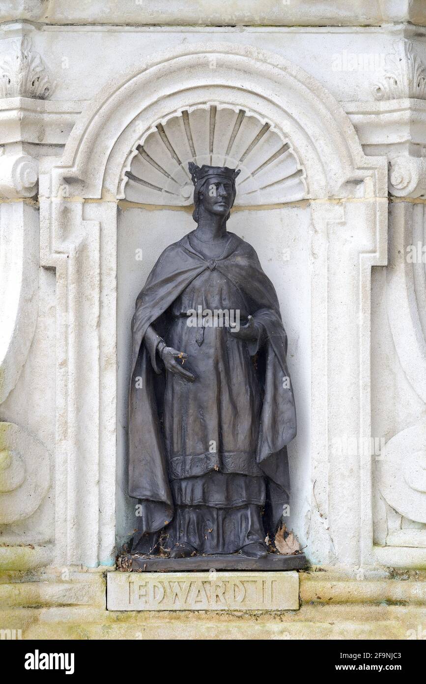 Canterbury, Kent, Royaume-Uni. Marlowe Memorial en face du théâtre Marlowe. Statue sur la plinthe – James K Hackett AS Edward II Banque D'Images