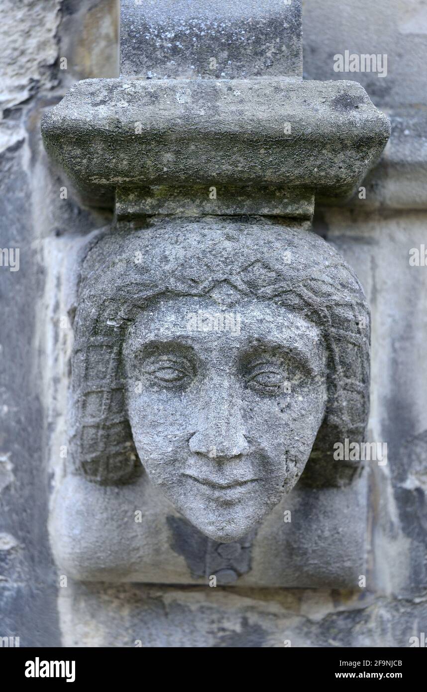 Canterbury, Kent, Royaume-Uni. Cathédrale de Canterbury : face en pierre sculptée médiévale sur la façade occidentale Banque D'Images