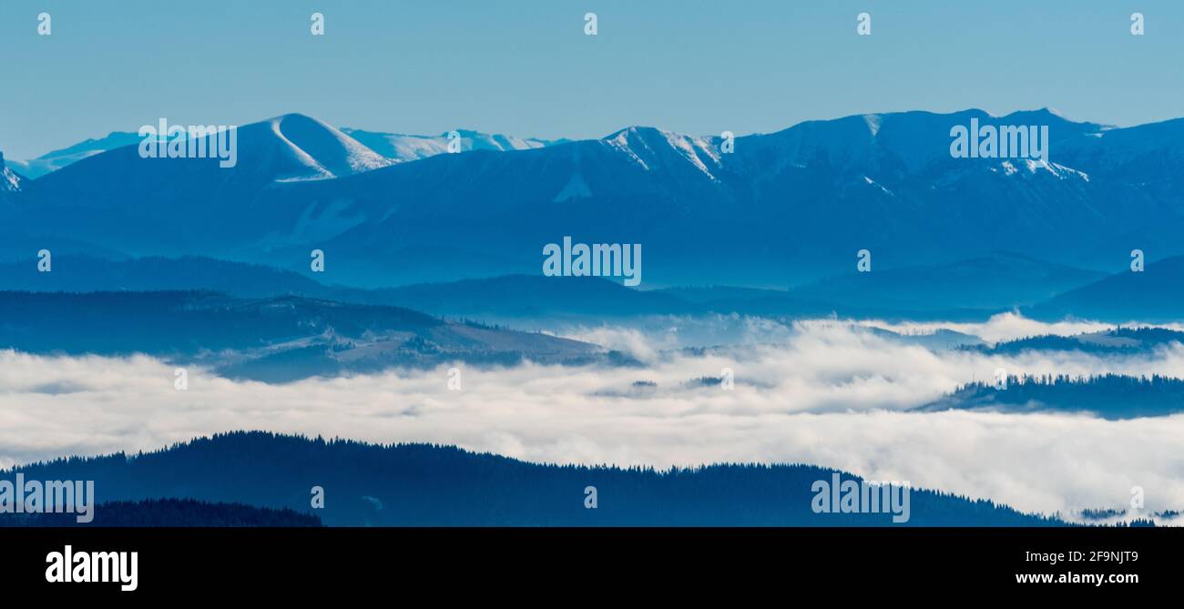 Les montagnes de Mala Fatra entre les collines de Stoh et de Chleb et les plus hautes Partie des montagnes de Nizke Tatry sur le fond de Lysa colline de hora à Moracskoslezske B. Banque D'Images