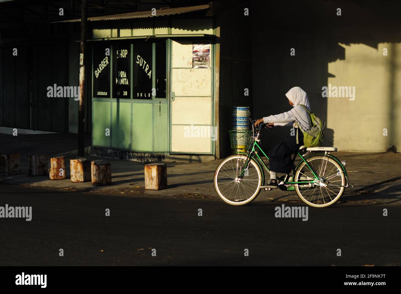 une école secondaire junior portant le hijab, à vélo pour aller à l'école Banque D'Images