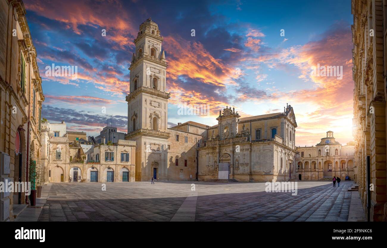 Panorama de Lecce, Puglia, Italie au coucher du soleil. Place Piazza del Duomo, tour Campanile et cathédrale de la Vierge Marie (Basilique de Santa Maria Assunta) Banque D'Images