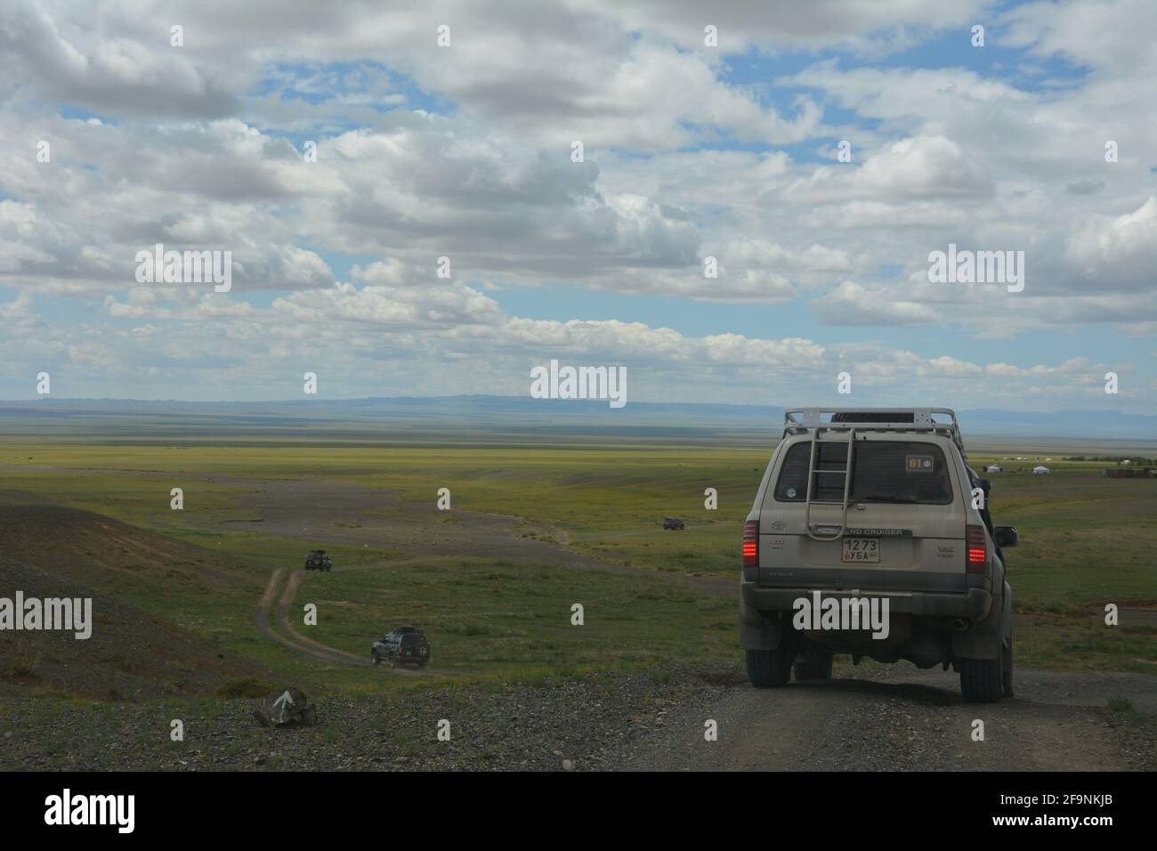 Véhicules 4x4 touristiques près de Dungenee am / Canyon dans le parc national de Gobi Gurvan Saikhan, Omnogovi, Mongolie. Banque D'Images