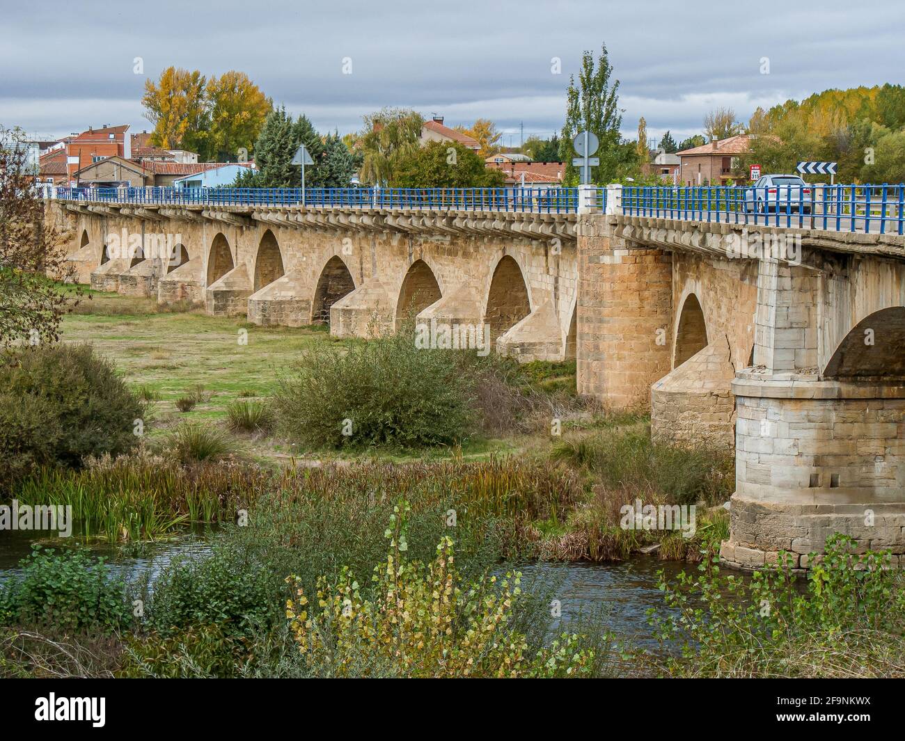 Pont médiéval de 17 arches sur le camino de saint-jacques-de-compostelle, Villarente, Espagne, 23 octobre 2009 Banque D'Images