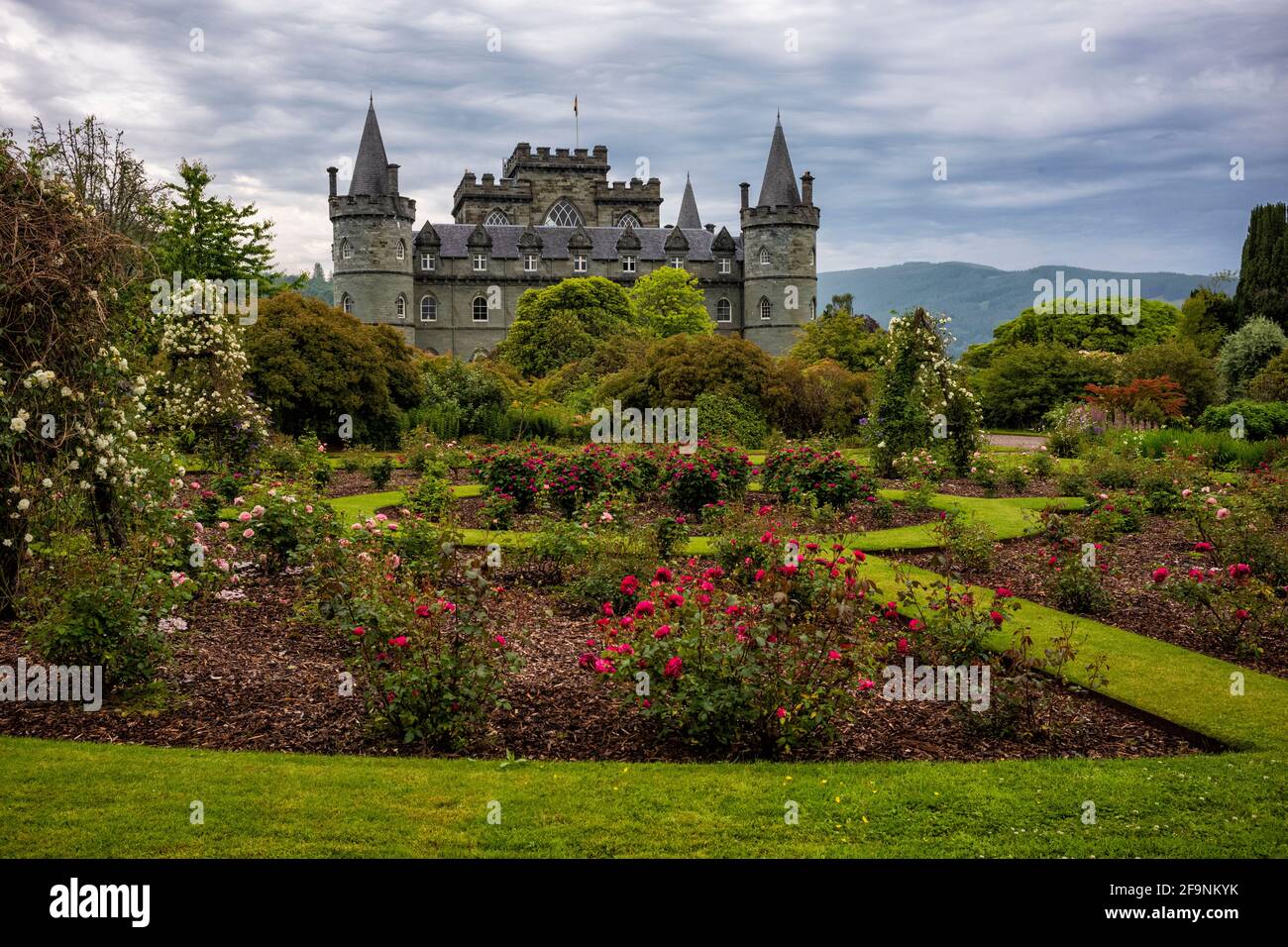 Argyll Ecosse Royaume Uni 1er Juillet 19 Le Chateau D Inveraray Sur La Cote Ouest De L Ecosse Etait L Un Des Endroits De La Serie Televisee Populaire Downton Abbey Montre H Photo Stock Argyll Ecosse Royaume Uni 1er Juillet 19 Le Chateau D Inveraray Sur La Cote Ouest De L Ecosse Etait L Un Des Endroits De La Serie Televisee Populaire Downton Abbey Montre H Photo Stock