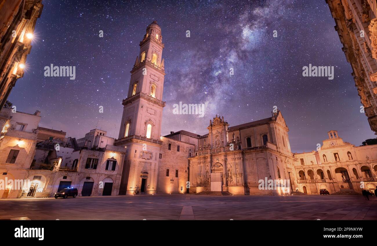 Panorama de la place Piazza del Duomo, de la tour Campanile et de la cathédrale de la Vierge Marie (Basilique de Santa Maria Assunta à Cielo) à Lecce - Puglia, Italie Banque D'Images