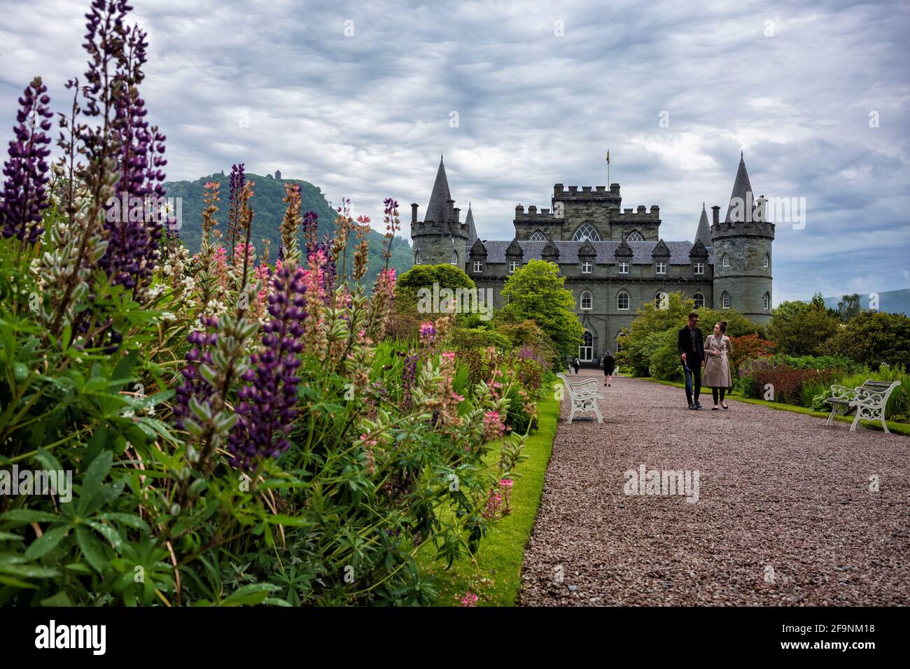 Argyll Ecosse Royaume Uni 1er Juillet 19 Le Chateau D Inveraray Sur La Cote Ouest De L Ecosse Etait L Un Des Endroits De La Serie Televisee Populaire Downton Abbey Montre H Photo Stock Argyll Ecosse Royaume Uni 1er Juillet 19 Le Chateau D Inveraray Sur La Cote Ouest De L Ecosse Etait L Un Des Endroits De La Serie Televisee Populaire Downton Abbey Montre H Photo Stock