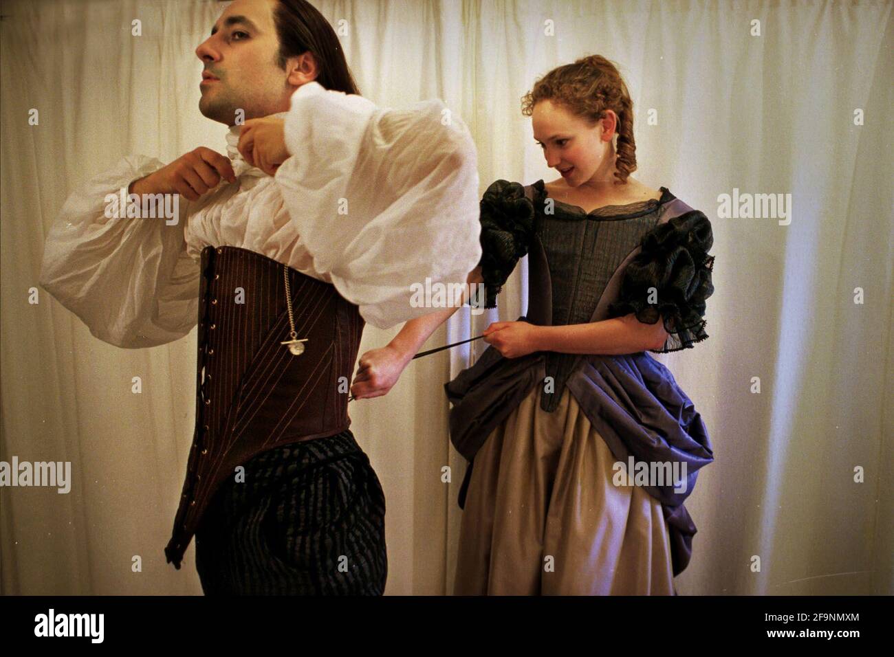 LES ACTEURS HATTIE MORAHAN ET STEPHEN NOONAN RÉPÈTENT POUR "L'AMOUR DANS UN BOIS" AU SWAN THEATRE STRATFORD À COTUMES CONÇU PAR SUE WILLMINGTON LES COSTUMES PRÉSENTENT DES CORSETS POUR LES HOMMES ET LES FEMMES. 10/4/01 PILSTON Banque D'Images