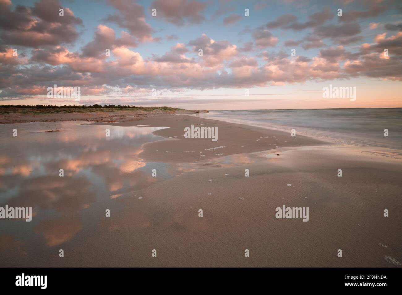Eau dans un environnement sablonneux, réflexions de nuages dans l'eau Banque D'Images