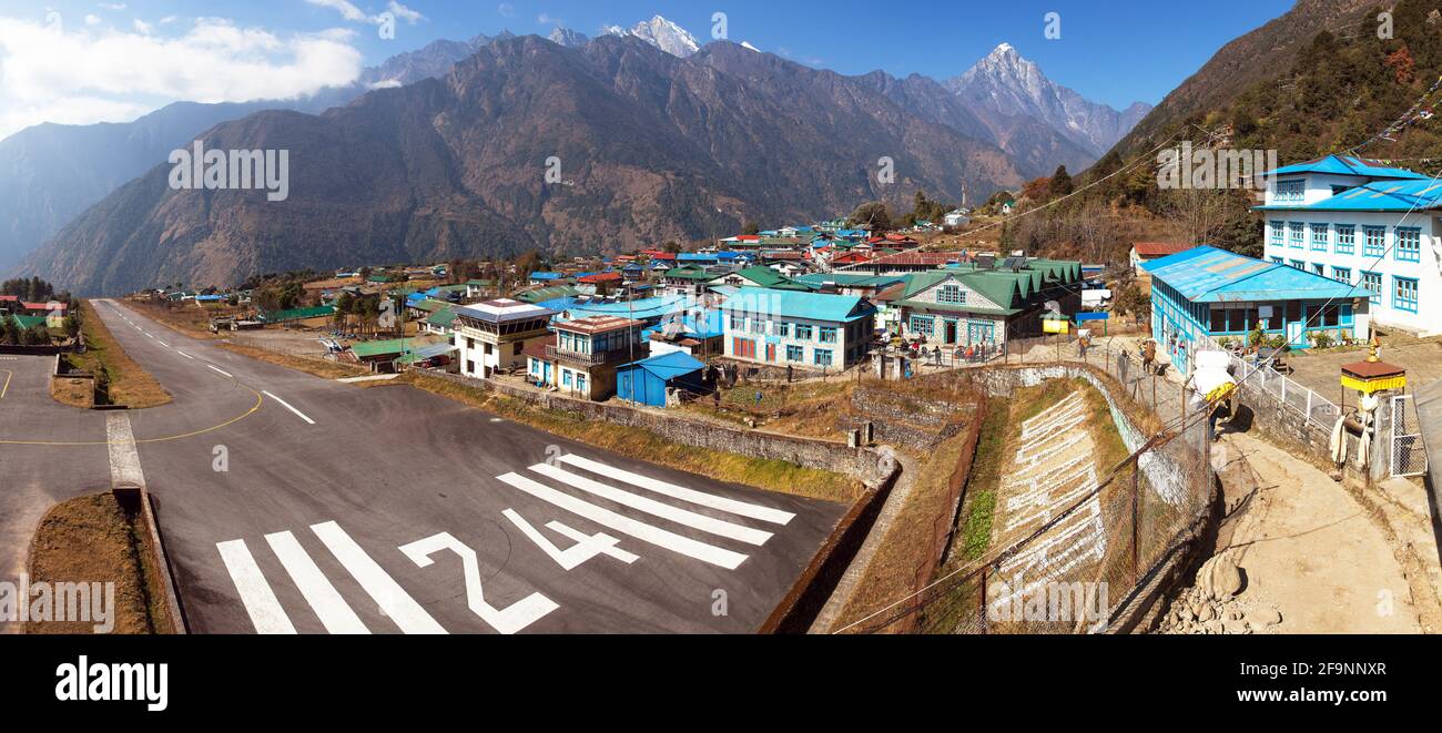 Vue sur le village de Lukla et l'aéroport de Lukla, vallée de Khumbu, Solukhumbu, région de l'Everest, Népal Himalaya, Lukla est une porte d'entrée pour l'Everest trek et la vallée de Khumbu Banque D'Images Vue sur le village de Lukla et l'aéroport de Lukla, vallée de Khumbu, Solukhumbu, région de l'Everest, Népal Himalaya, Lukla est une porte d'entrée pour l'Everest trek et la vallée de Khumbu Banque D'Images