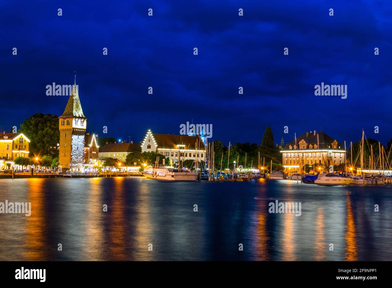 Vue panoramique sur un port dans la ville allemande de Lindau pendant la nuit. Banque D'Images