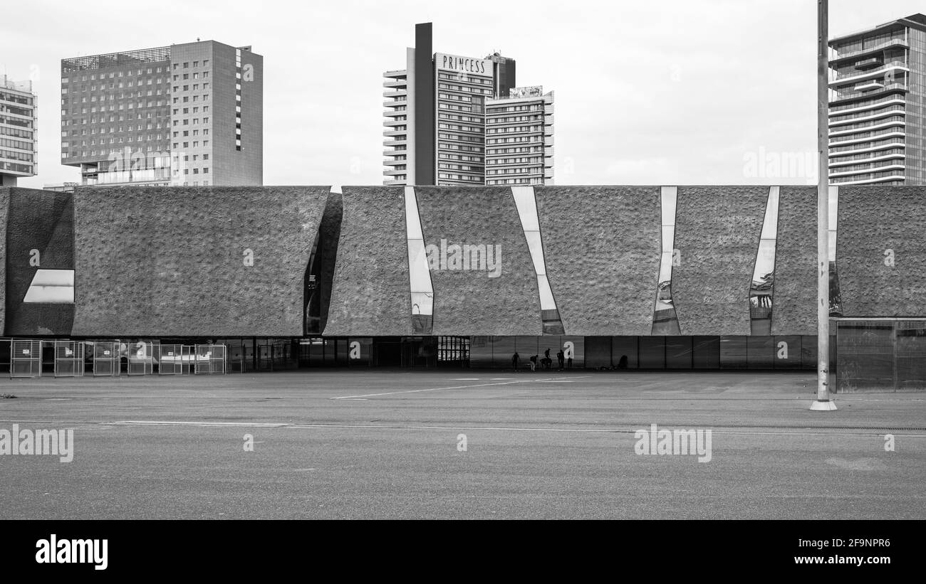 Vue en noir et blanc du Musée d'Histoire naturelle de Barcelone (Espagne) conçu par les architectes suisses Herzog & de Meuron. Banque D'Images