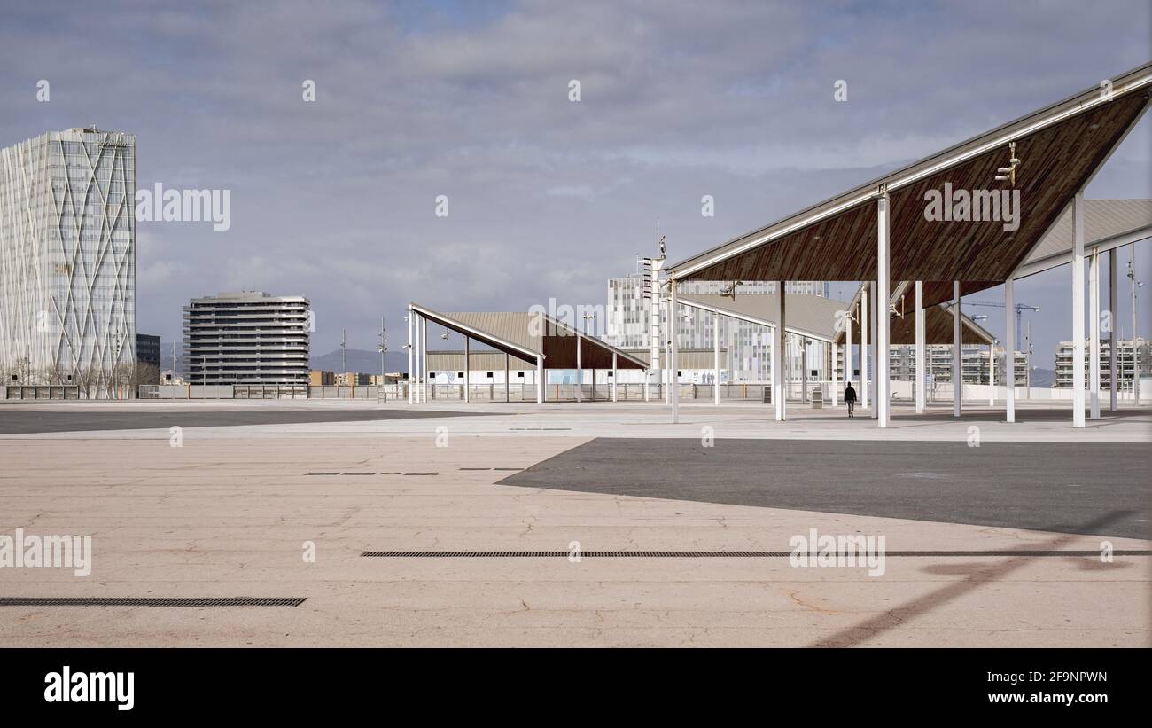 Le Parc du Forum, l'un des principaux espaces de loisirs de la ville de Barcelone. Une personne méconnaissable marche sous des structures couvertes appelées petits oiseaux. Banque D'Images