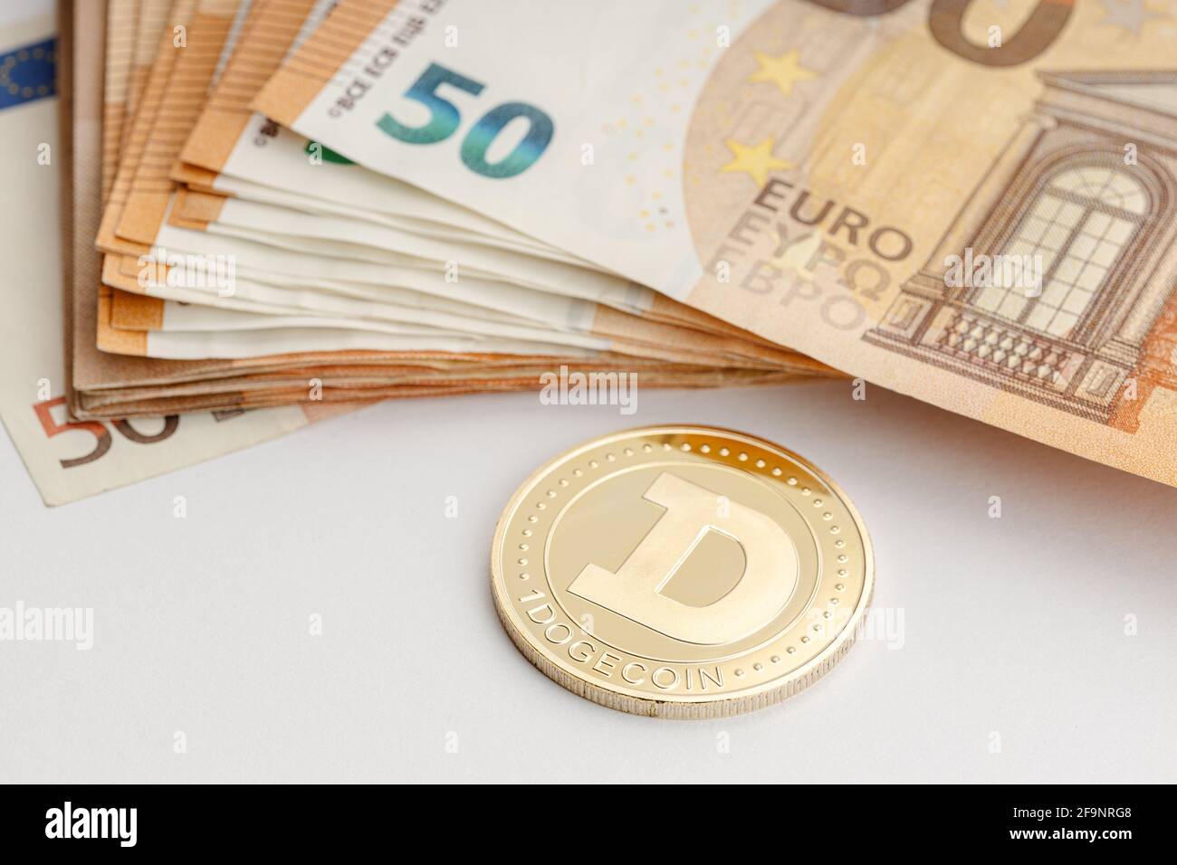 Pièces de monnaie Dogecoin et billets en euros. Concept blockchain Money versus Fiat Money Banque D'Images