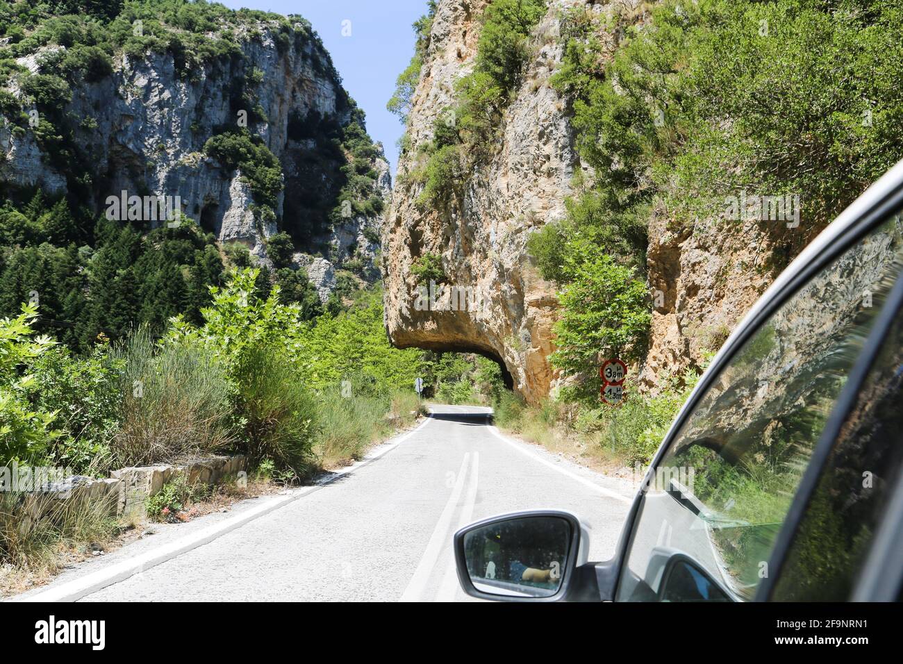 Taygetos Mountain Road dans les rochers entre Kalamata et Sparta Banque D'Images