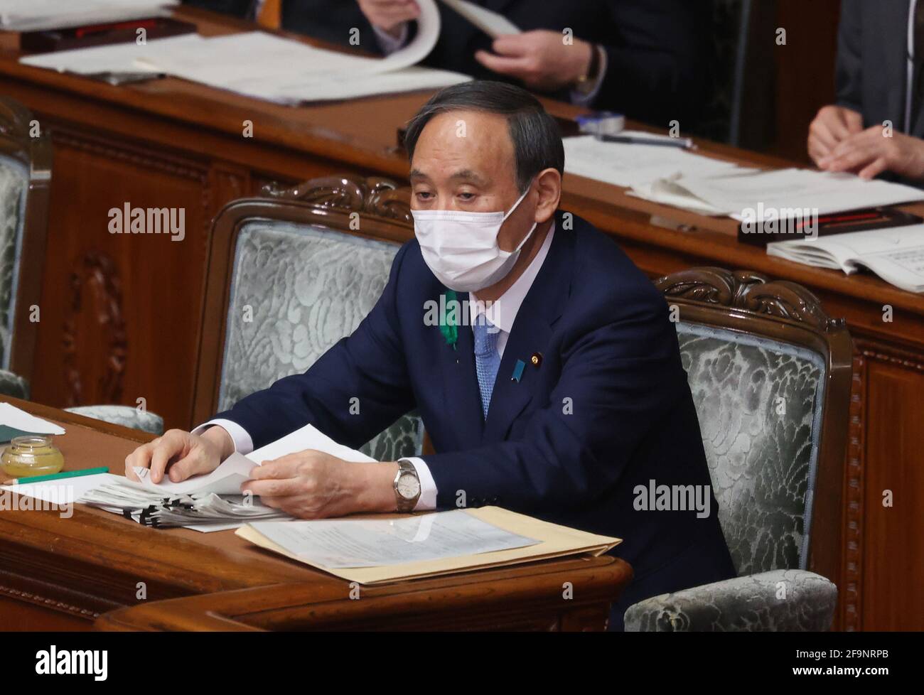 Tokyo, Japon. 20 avril 2021. Le Premier ministre japonais Yoshihide Suga assiste à la séance plénière de la Chambre basse à Tokyo le mardi 20 avril 2021. Suga est revenu des États-Unis le 18 avril, alors qu'il rencontrait le président américain Joe Biden comme premier dirigeant étranger. Credit: Yoshio Tsunoda/AFLO/Alay Live News Banque D'Images